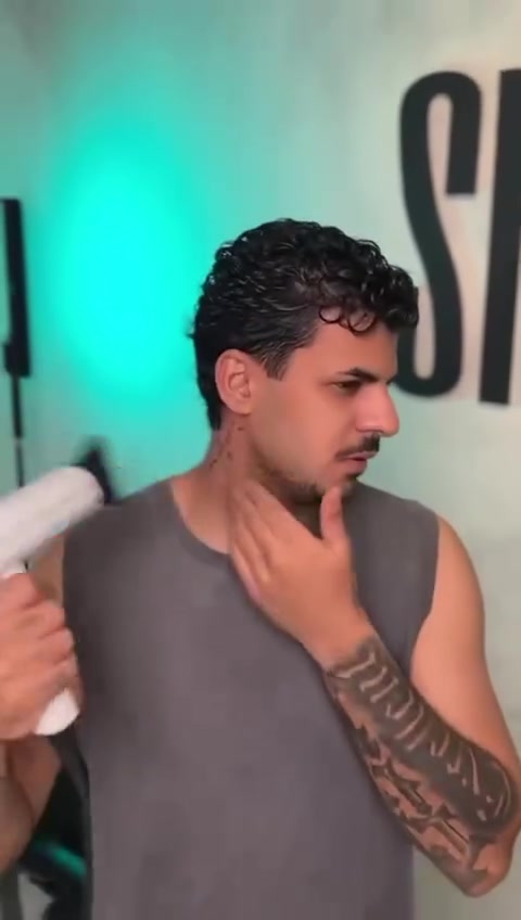 ✨ تريد يبقى شعرك مبلل ورطب طوال اليوم؟ 💦

كريم فاشن مان للشباب والبنات 👩🏻‍🦱👨🏻‍🦱
يرطب الشعر، يقلل النفشة، ويخليه مرتب وناعم ✨

💧 يُستخدم على الشعر المبلل
🤍 ترطيب وانتعاش ومظهر مرتب طوال اليوم
