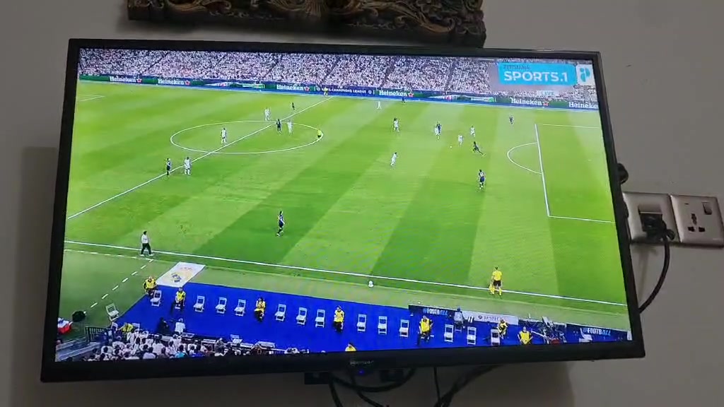 گدامكم هذي القناة المجانية المفتوحة بدون اشتراك تنقل دوري ابطال أوروبا ، وتطبيق انيس الخاص بالتعليق العربي متوافق بالضبط وياها كأنما بث مباشر، هذا التطبيق مصمم حتى يخدم هذي القناة.
اللي يريد تنصيب للقناة يتواصل وياي على الخاص او على الواتساب

***********
