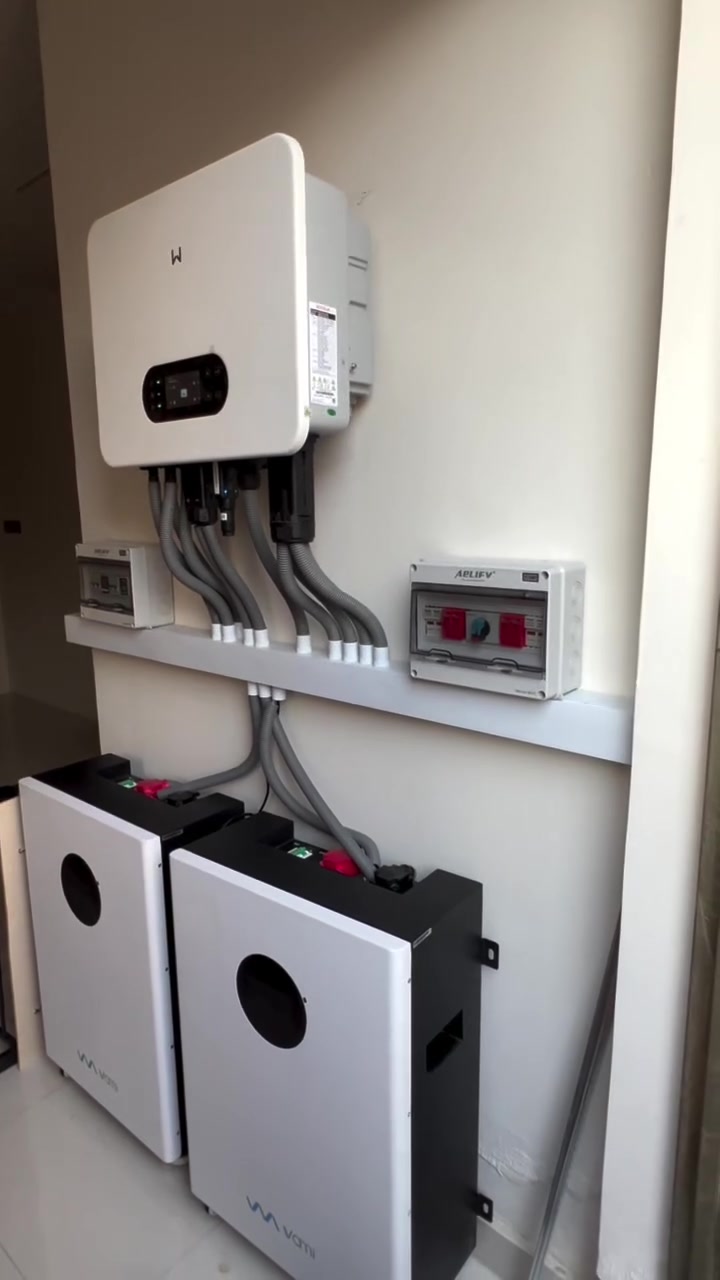 ☀️ تنفيذ هندسي مو مجرد تركيب! ☀️

جديد أعمال Power Security في بغداد 🇮🇶
⚡ مواصفات المنظومة:

🔹 الإنفيرتر: GoodWe بقدرة 12kW هايبرد.

🔹 البطاريات: ليثيوم بسعة 32kWh (2 \times 16\text{kWh}) مع ربط BMS 
 متزامن.

🔹 الألواح: 20 لوحاً شمسياً بقدرة تجهيز 40 أمبير نهاري

🔹 الأمان والترتيب: ترانكات عازلة، لوحات حماية APLIFY، ونظام تأريض (Earth) مستقل للبطاريات
 
🎯 نضمن لك أعلى معايير السلامة والجودة بدون وايرات مبهذلة ولا تحمية كابلات

📍 بغداد - كافة المناطق
📞 للحجز والاستفسار: ***********

 #طاقة_شمسية  #بغداد  #العراق        #VaMi#GoodWe
