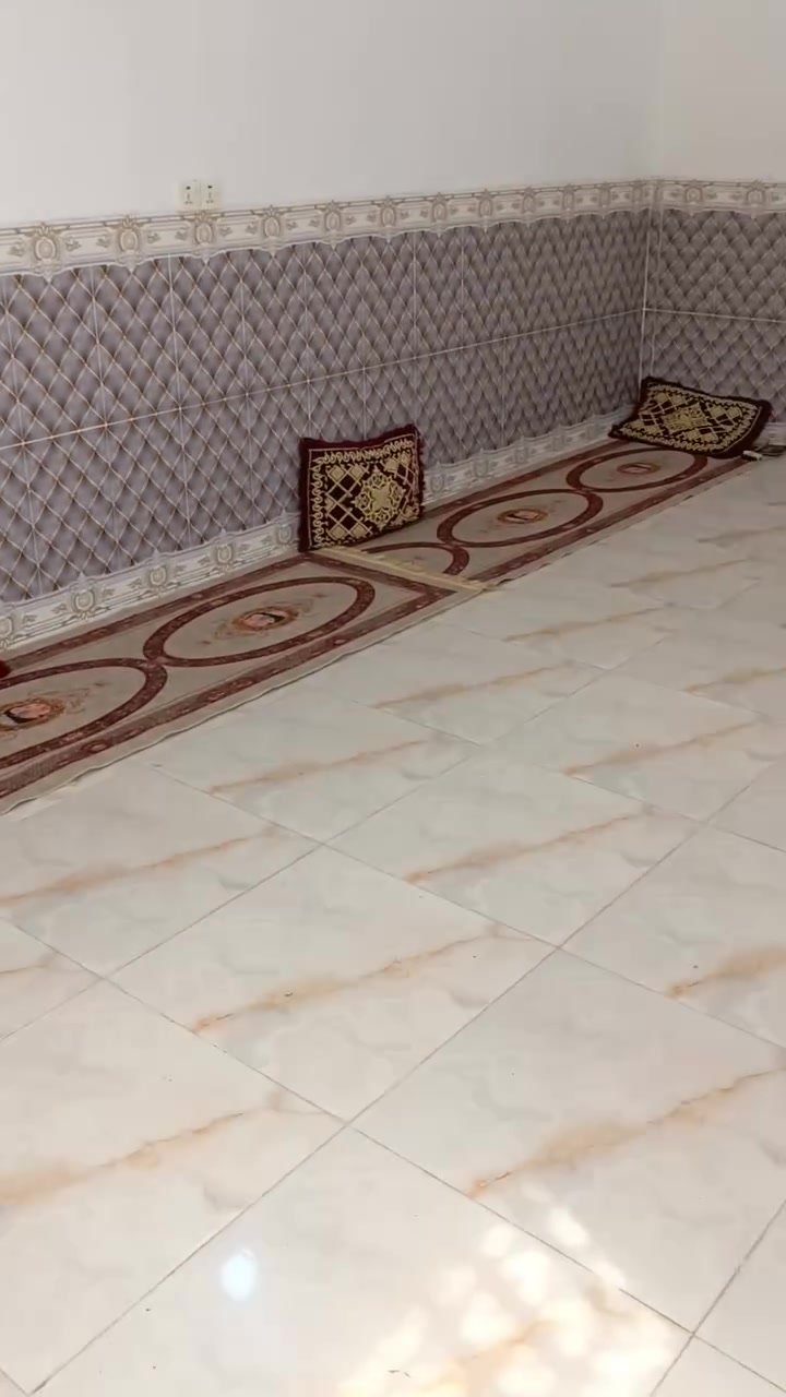 سلام عليكم بيت البيع مساحه 230متر سند 25حولي
 كاع راجي يبعد عن الدور سكنيه حوالي 200متر بيت نضيف جدا جعب صب وسقف عكاده درجه اولى خدمات كامله بناء كله طابوق درجه اولى بيت كله طابوق 
غرفه سبعه في أربعة 
غرفه ثانيه سته في أربعة 
صاله عشره في سبعه 
مطبخ خمسه في أربعة 
استقبال سبعه في أربعة 
كراج سياره سته في سته 
سعر 63
***********
