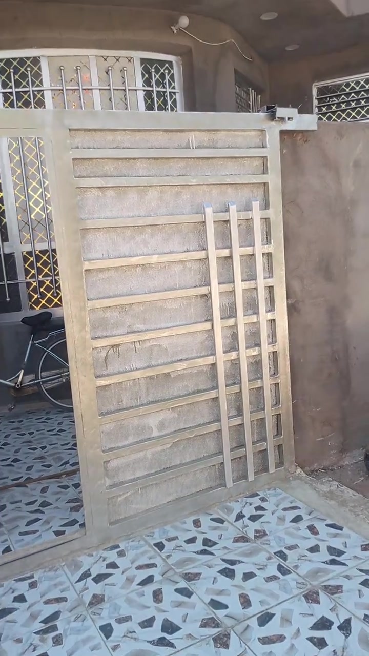 السلام عليكم الدار للبيع مساحه 154 طابقين طابو سند 25 قرار محكمه   بناء حديث 2023 يتكون الطابق الارضي من غرفه  واستقبال وصاله  ومطبخ وصحيات داخليه و خارجيه ومنور ومخزن خارجي الطابق الثاني غرفتين وصاله وصحيات وطرمه خارجيه العنوان اللطيفيه حي المزرعه البستان الشارع المقابيل المولده السعر 95 وبي مجال *********** هذا رقمي وبي واتساب
