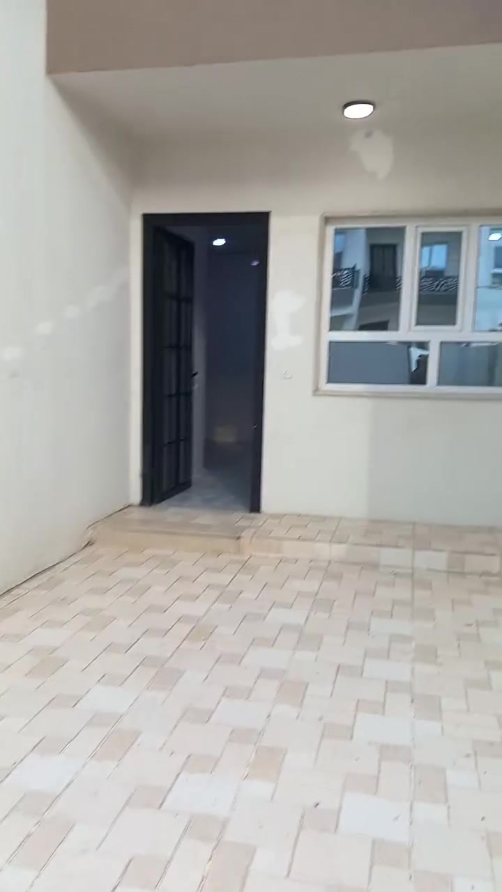 🏡 فرصة مميزة للإيجار في حي الصديق
بيت حديث (زيرو) بتشطيبات فاخرة 
ومواصفات متكاملة، مناسب للعوائل الراقية
 أو الاستخدام الراقي 👌
📐 المساحة: 250 متر مربع
🔹 تفاصيل البيت:
6 غرف نوم واسعة
2 استقبال أنيق
2 هول مريح
2 صحيات كبيرة
2 حمام سويت

🔹 المميزات الإضافية:
✔️ توزيع دكتات تبريد في كامل البيت
✔️ تأسيس سبالت جاهز
✔️ تأسيس كاميرات مراقبة
✔️ تأسيس دشات
✔️ تصميم عصري ومساحات مدروسة
✨ بيت متكامل من جميع النواحي، يوفر الراحة والخصوصية بموقع مميز وخدمات متوفرة

📞 للاستفسار والتواصل:
***********
***********

📌 نستقبل جميع العروض العقارية (بيع - شراء - إيجار)
(بيوت، أراضي سكنية، أراضي زراعية، عقارات تجارية)

#إيجار #بيت #الموصل #حي_الصديق #عقارات #بيع #شراء
