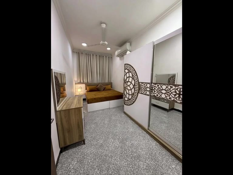 للبيع دار مساحه ١٤٠ متر 
واجه ۷×۲۰ نزال 
الدورة شرطه حاتم السعدون قرب 
 متنزة نيو دي مقابيل الطابو
 يوجد قرار محكمة
الطابق الارضي متكون مطبخ و صالة و حولي للجلوس و غرفتين و 2 مناور و صحيات عدد 2 
الطابق الثاني يحتوي صحيات عدد 1 
و 3 غرف 
 'غرفة  تحتوي على بالكون ' 
الطابق الثالث بيتونه وسطح 
للاستفسار على الرقم ***********
