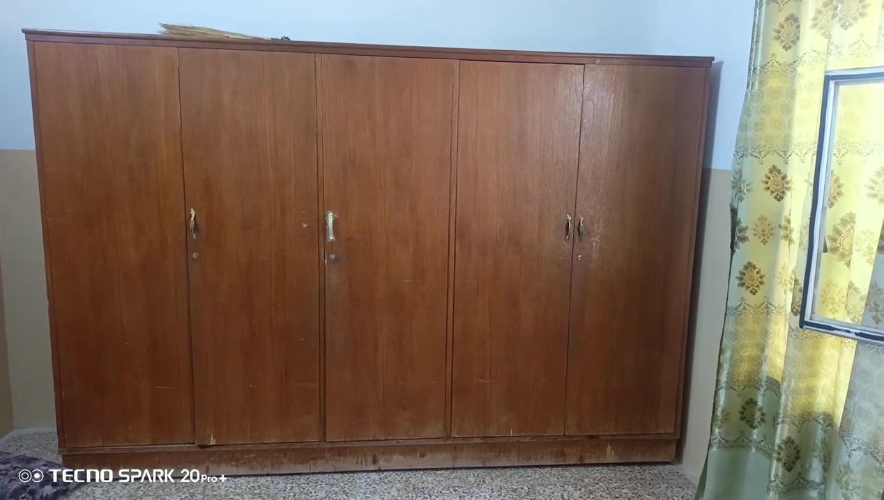 متاح  للبيع  قنصور حيل نضيف  داخلو جديد 5بوب  مع مرايه  خشب ثقيل  مع زاويه  ممصورها بعد  نضيفه   يحتاجن صبغ فقط  الله وكيلكم    القنصور يتقفل  يعني  مداري وخوش قنصور
سعرو  300وبيهن مجال  قليل  مكاني مفرق السد فلفيل  ***********
