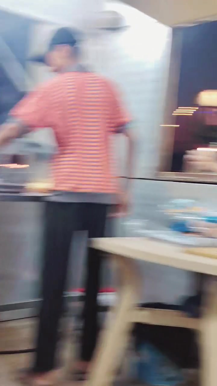 سلام عليكم
كشك كاملللل مكملل🍔👑
 اناره ↖️
غراض مطبخ🩵 
ثلاجه جديده ↖️
كريل جديد🍔
 قلايه فنكر حجم كبير جديده↖️
الكشك معمر ومغلف من الداخل المنيوم مطابخ 👑
مساحته 2×3كلش واسع ونضيف
تايرات جديده ويل حديد نضيفه 🪀 🪀 
مكان بغداد المدينه
تواصل ***********
سعره ٤ وبيه مجال
