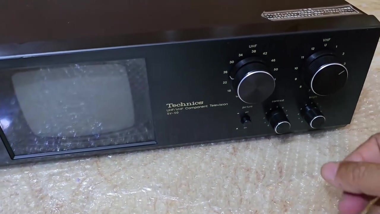 📺 للبيع: تلفزيون وستيريو كلاسيكي (Vintage Technics SV-50) 📺
​للراغبين باقتناء القطع النادرة والأنتيكات والمقتنيات الكلاسيكية المميزة!
​🔹 الماركة: تاكنيكس (Technics) – ياباني أصل.
🔹 الموديل: SV-50 (UHF/VHF Component Television).
🔹 الوصف: جهاز تلفزيون ومستقبل إشارة مكونات كلاسيكي نادرة بتصميم أنيق ومميز جداً ولون أسود فاخر، يحتوي على شاشة صغيرة مدمجة ومفاتيح تحكم كلاسيكية بالصورة والإشارة (UHF / VHF / Bright / Contrast).
🔹 الحالة: نظيف جداً بحالة ممتازة مظهرياً كما موضح بالصور.
🔹 الكهرباء: AC 100V (14W) – صناعة يابانية.
​✨ قطعة أنيقة جداً للمجمعين، أو للعرض والديكور في المنازل، المكاتب، أو الكافيهات الكلاسيكية.مكاني. سماوه اول قطع اليابان اخواني ***********
