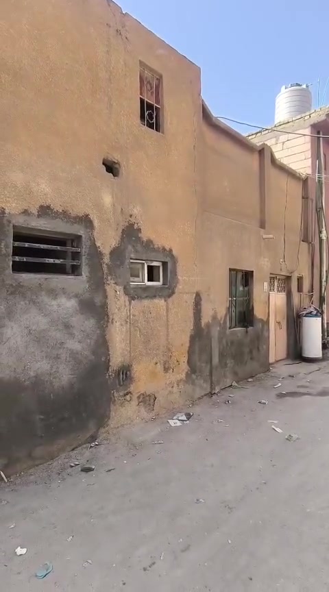 السلام عليكم دار للبيع كربلاء بالجاير بالسوك قريب على شارع الجاير  جدا و قريب على مرقد الامام الحسين مشي ربع ساعة و بالسيارة 5 دقائق المساحة 200 متر البيت الكبير 150 متر طابقين 4 غرف و المشتمل 50 متر طابق و نص غرفتين سند25 قرار محكمه السعر عل الخاص للاستفسار*********** راسلوني خاص
