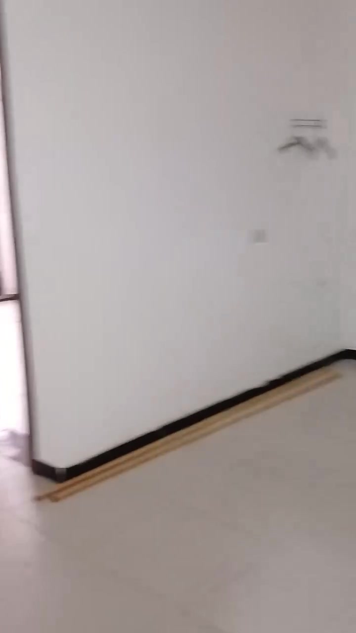 شقة طابق ثاني للايجار غرفة وصالة ومطبخ وصحيات وبالكونة بناية جديدة  موقعها شارع سوك ٨ النافذ على شارع مدير الامن ايجارهه ٣٧٥ قفل للاستفسار اتصل ***********
