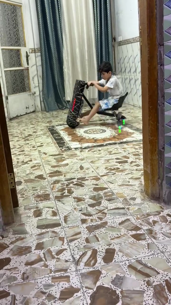 سكوتر للبيع الحجم الكبير شغاله مع شاحنه وياه للبيع السعر ١٦٠وبي مجال مآخذه قبل فتره ٢٥٠ العنوان بغداد مدينة الصدر ***********
