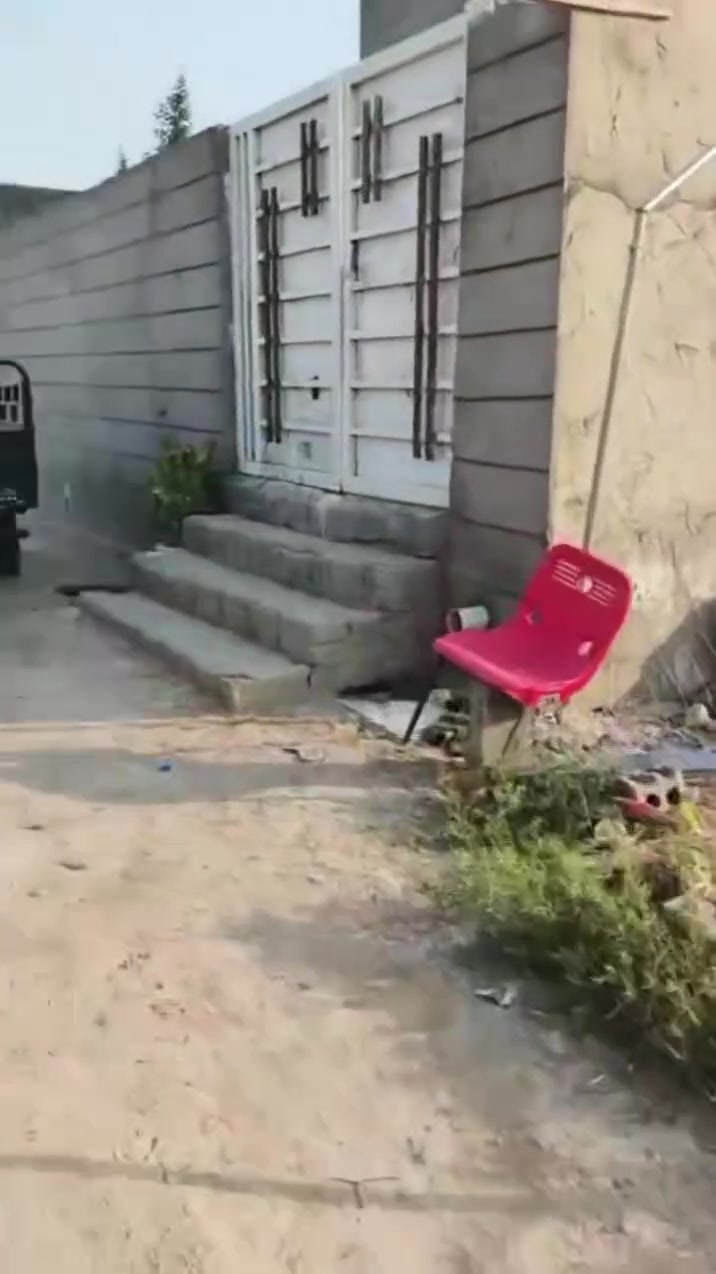 السلام عليكم 
دار لبيع 🏠 امسحه 200
كفت الخدمات عنوان البيت الرشيده فرع حلويات ابو علي 
يبعد عن شارع عام 300متر 
كهرباء ⚡
مي 💧كلشي موجود 
نوع طابو 25 📃نسخه من الطابو 
السعر 58غبل لتفاوض 
رقم الهاتف ***********
