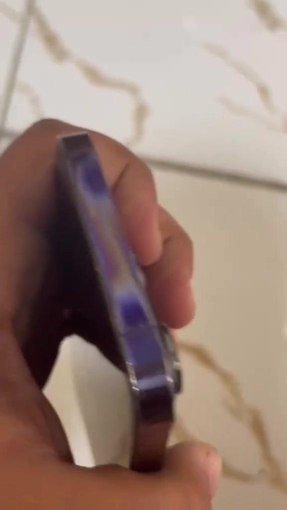 السلام عليكم ايفون 14بروماكس نضيف شوفت عينك برغي مامفتوح بطاريه 84 خط واحد ذاكره 256شرق اوسط 950بي مجال بسيط رقم الهاتف***********
