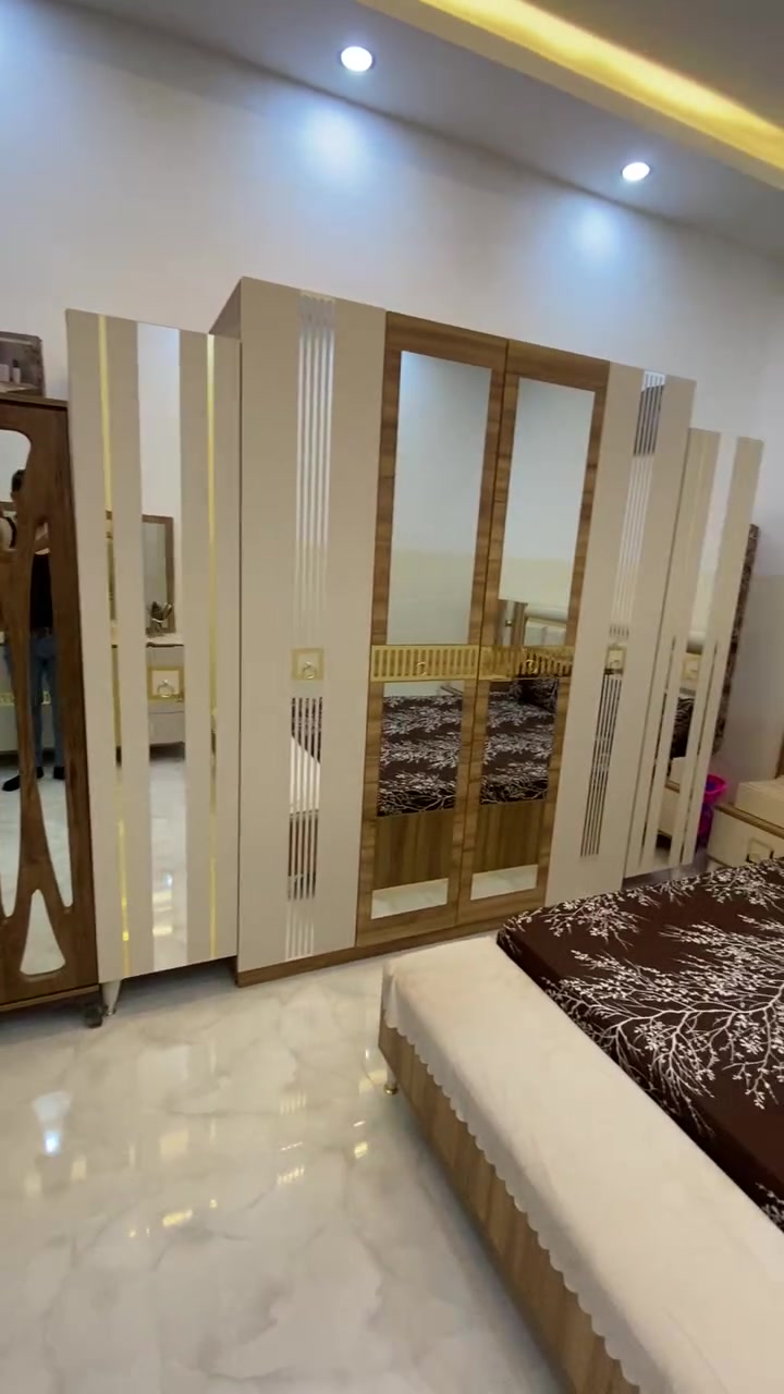سلام عليكم عندي غرفه تركيه اخو الجديد شرط ما بيه اي عيب 8قطع سعره 650وبيه مجال بسيط انتصل ع رقم ***********
