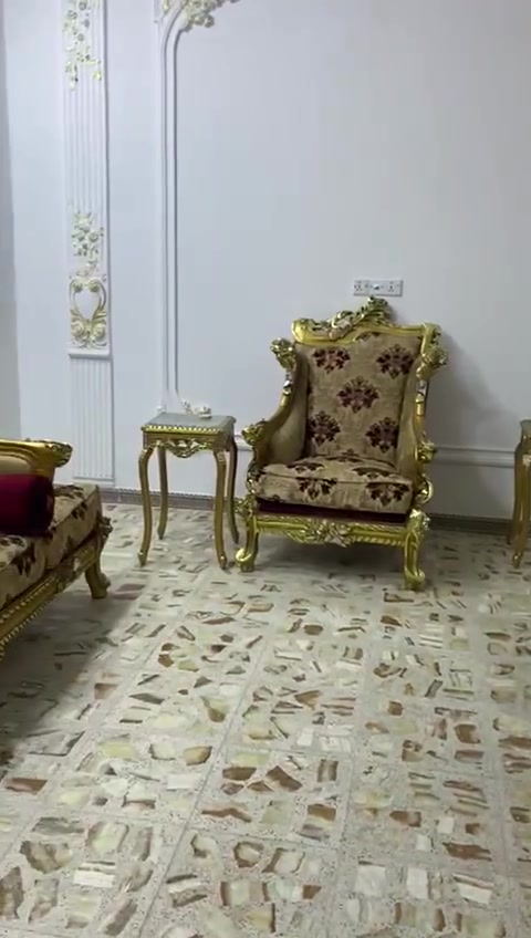 السلام عليكم تخم مصري درجه اولى نضافه أكثر من 80 التخم ١٢ مقعد ٤كراسي.و٢قنفات رباعيه مع 3طبلات ضخم جدا لاسفنج مالته كلش قوي والقماش نضيف محافظ عليه بغداد ***********بغداد
