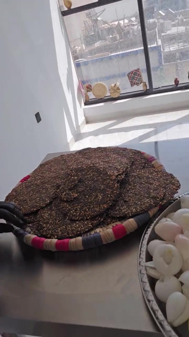 ليش ماخذين فكرة سيئة  عن الأكل الصحي  مو طيب ما أعرف  أريد اشوف تعليقاتكم وأسمع منكم  أريد  اعرفكم  الأكل الصحي  يعتمد أول  شي على  نفس الشيف لي يطبخ الأكل  وعلى المواد الغذائية لي يطبخ بيها وثاني شي على طريقة الطبخ لي يشتغل بيها هاي عوامل أساسية  بقواعد  الطبخ الصحية  هاي بقت يمكم تحبوه  تجربون  الأكل الصحي من يد أخصائية التغذية العلاجية والغذاء الصحي الشيف وداد فرمان  لأن  اني اطبخ بكلبي  مو بيدي لأن أحبكم هوايه وأخاف على صحتكم وصحة أطفالكم للتواصل والطلب والحجز المسبق عل الواتساب تنوريني *********** معمل إسلوب حياة صحية مع أخصائية التغذية العلاجية والغذاء الصحي الشيف وداد فرمان بغداد الكرادة العرصات
