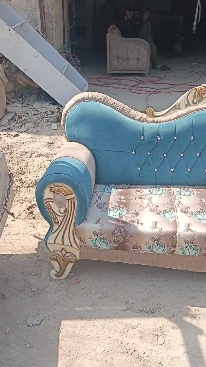 السلام عليكم
تخم ملكي مستخدم نظيف أبو التاج ١٠ نفرات أي ضرار مابيه اسفنج مميز ضد النزوال وخشب قوي باله تركي واكو توصيل الي باب بيتك***********
