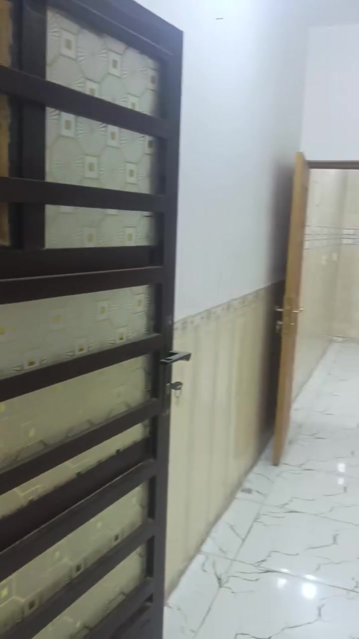 السلام عليكم شقق حديثه للايجار يوجد طابق ارضي طابق ثاني طابق ثالث شقق حديثه عوائل فقط العنوانزعفرانيه قرب حسينيه امام المهدي***********
