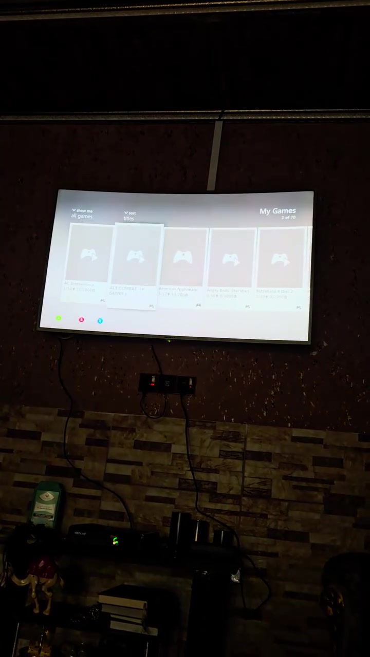 اكس بوكس ٣٦٠ جهاز نضيف اي عيب ما بي ويا جوستك واحد البلادياو بي ٧٠ لعبه كلهن قويات كما موضح بل فيديو محوله او كيبل HDكل ملحقاتا ويا سعر ١١٠ الف بي مجال للشراي.رقم ***********
