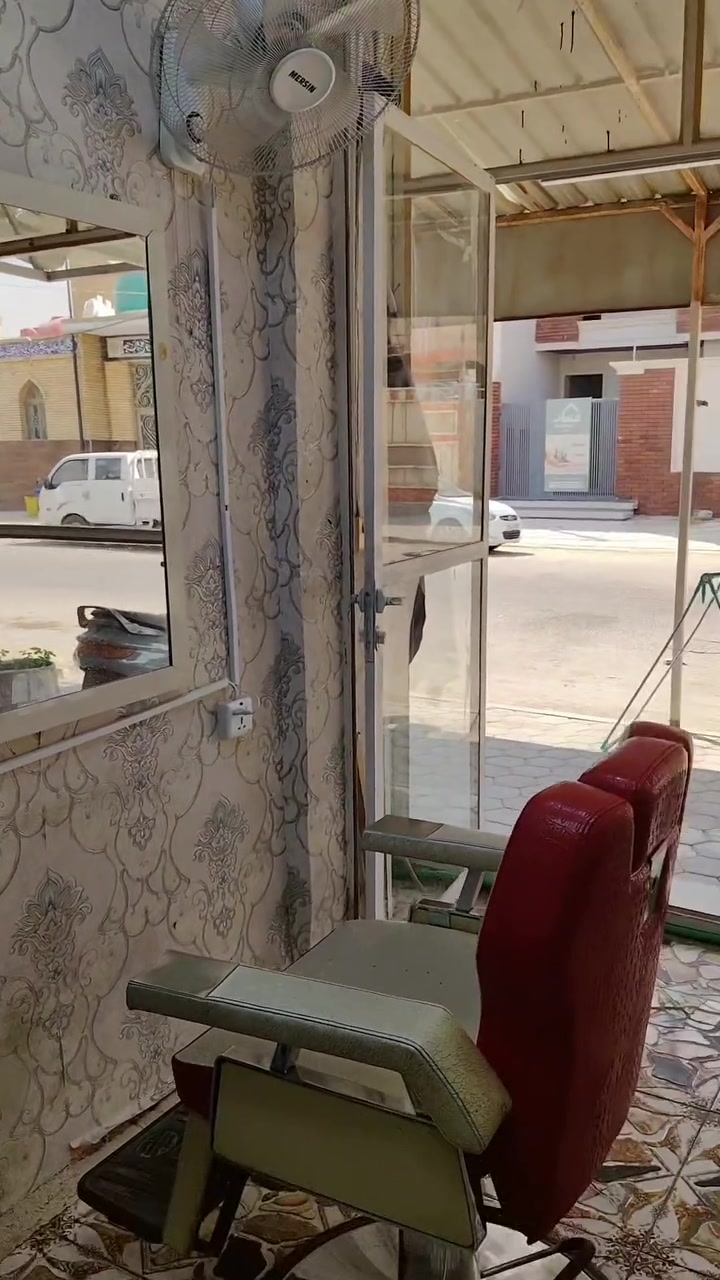 محل حلاقة للبيع النجف حي المهندسين ينباع بدون المبرده السعر 750 الف ايجاره 125 يشمل الوطني والماء الأغراض جديده رقم الهاتف ***********
