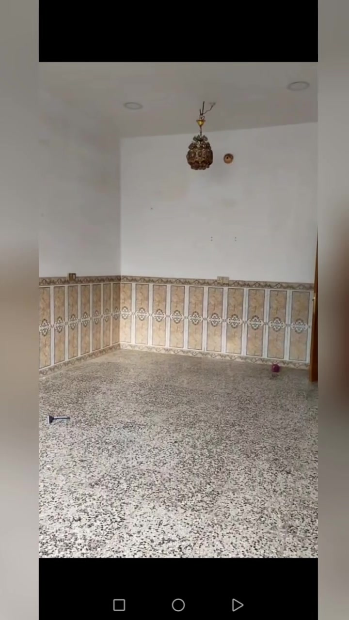 الدار للبيع المساحه 100 العرض 8 ونص الطول14 متر اعطيني البيت القات الارضي يحتوي غرفه وصاله واستقبال ومطبخ وصحيات داخليه وخارجيه والطابق الثاني ثلاث صاله صحيات بيت مسلح كونكريت القاطع في محافظه كربلاء قنطره السلام مقابيل شركات الوارث مالت العتبه والسعر على انتصار هل هذا الرقم ***********
