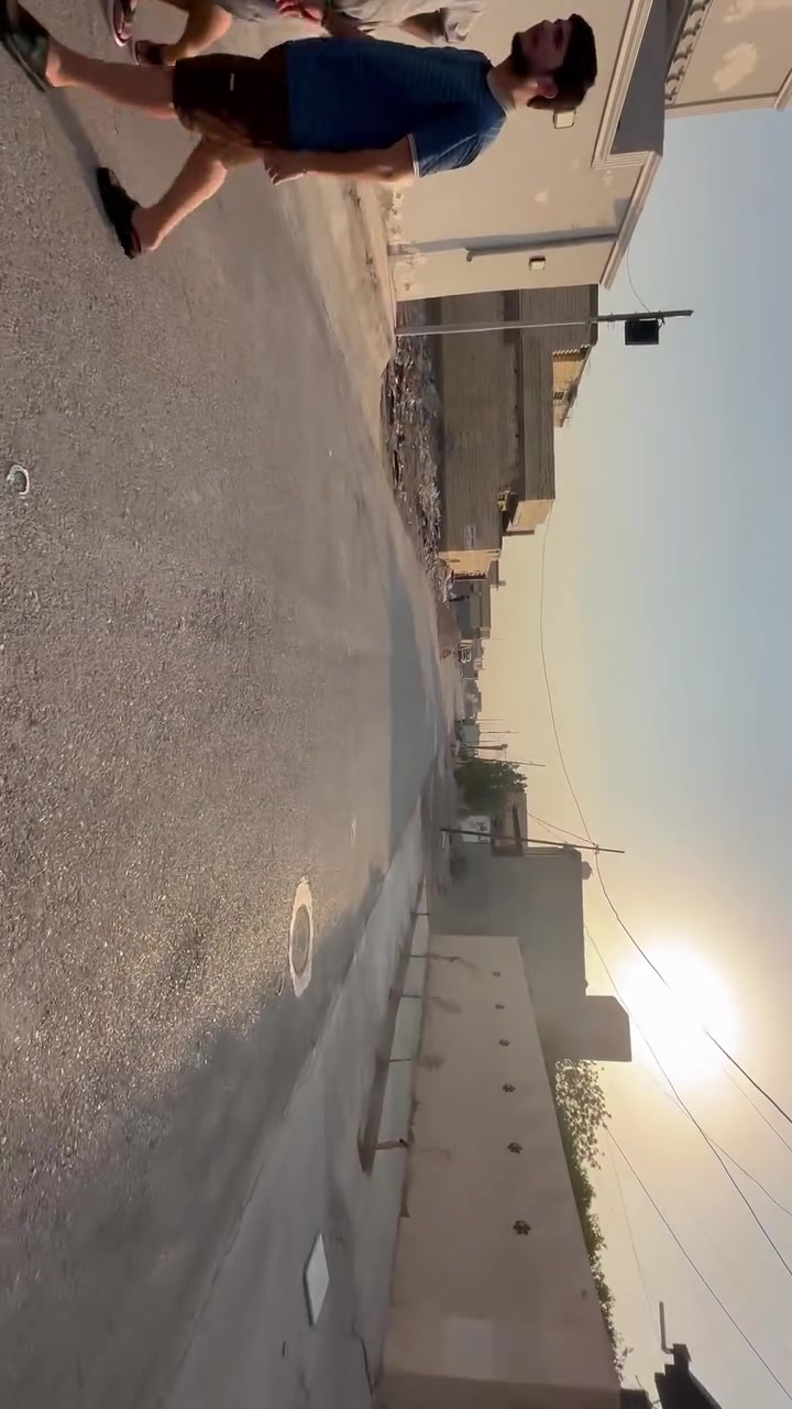 السلام عليكم بيت ركن 🏠 البيع المساحه ٣٥٠ متر مع قطعه المساحه ٣٥٠متر البيت جاهز مرتب عالي عن شارع العام متوفر كافه الخدمات مي مجاري كهرباء تبليط إنترنيت العنوان الحميديه شارع سيد عوده مجاور ملعب علي مردونه سعر البيت والقطعه معروضات ٤٠٠مليون وبي مجال /   مكتب دلاليه الكوثر العقار/***********
