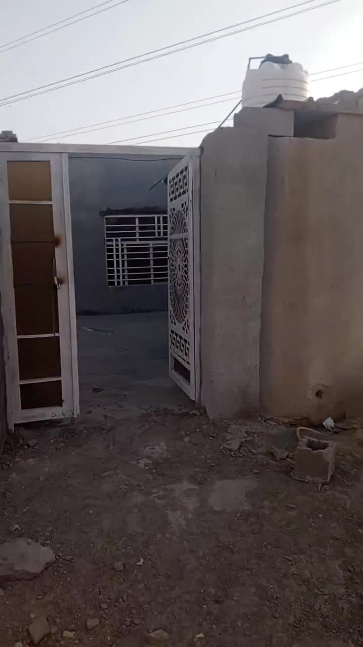 بيت تجاوز كامل وجاهر بي غرفتين وصاله ومطبخ وصحيات مي كهرباء مساحته 150 سعره 15 وبي مجال المكان يم مدرسه المنار الشراي يدخل خاص ***********
