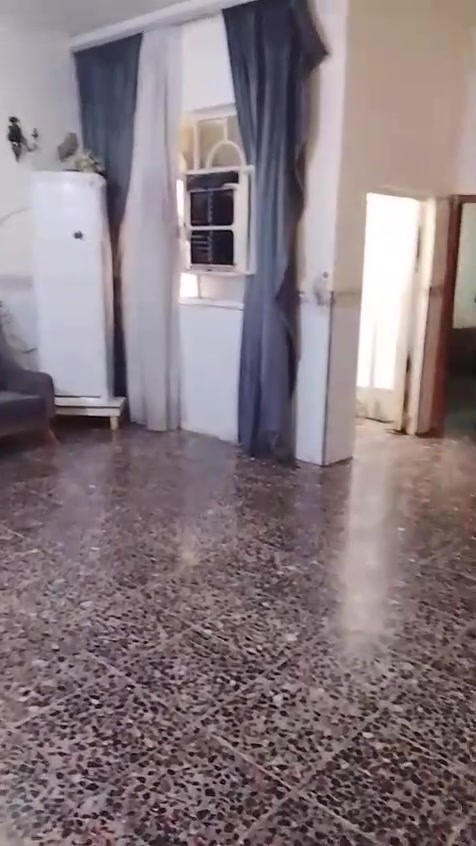 السلام عليكم بيت للبيع مساحه 240متر نوع العقار سند 25 عنوان البيت أبو خستاوي شارع الغسيل والمدخل الثاني شارع سيد علي يحتوي الدار على غرفتين نوم الغرفه الاولى 
4*4
الثانيه 5*4
الصاله 7*6
الكندور 6*6
يحتوي على مناور عدد 2داخل البيت 
الطارمه 4*5
الاتصال على رقم 
***********
