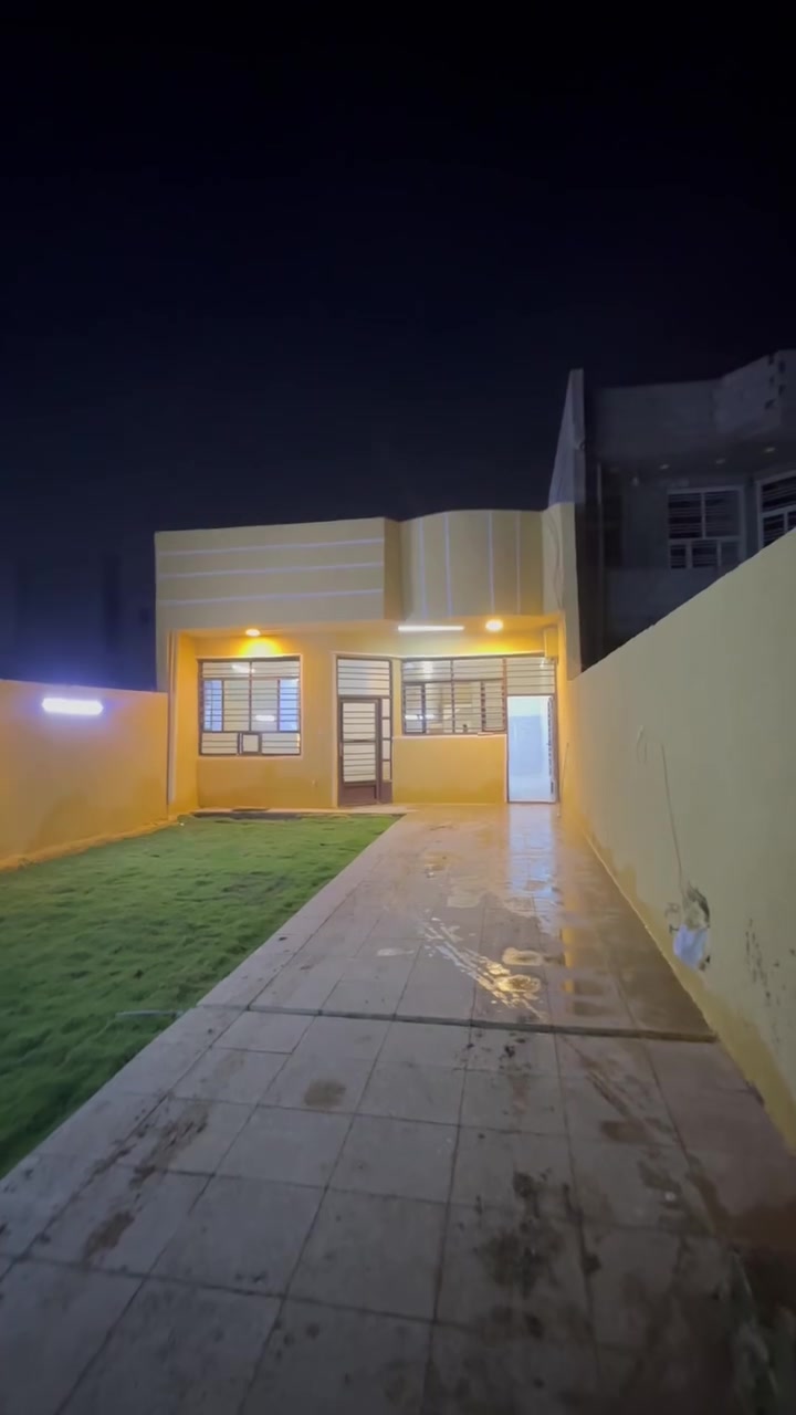 مساحه 250متر بسعر 70مليون وبي مجال بسيط. يحتوي ع غرفتين وصاله ومطبخ وحمامات ٢  قرب مجمع الأجيال منطقه الدوانم *********** بي واتس. @الجميع
