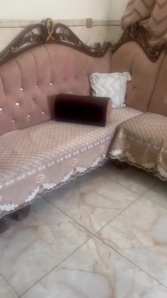 ديوان للبيع تفاصيل كله خشب وبولك تفصال درجه أولى للبيع نهايته 500 الف العنوان بغداد السيديه ***********9
