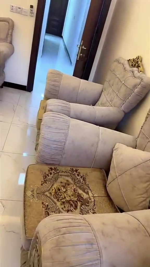 السلام عليكم اثاث بيت كامل للبيع سبلت انفينتر طن ونص مستعمل 20 يو م وثلاجه ايضاً جديده وغرفه نوم جديده كاونتر وملحقاته طباخ طبلات ميز بلازمه وبلازمه دبه غاز تخم ملكي وكلهن غراض جدد مكاني بغداد البياع ***********
