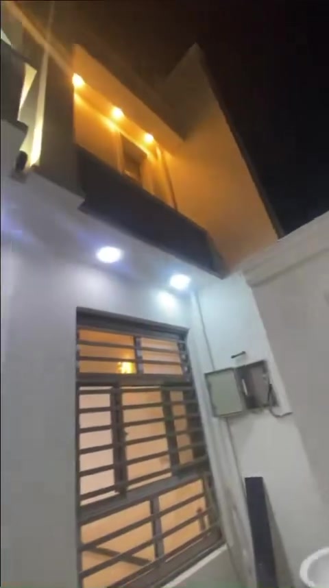 🏡✨ فُرصة مُمَيَّزة لا تُعوَّض ✨🏡
دَار لِلْبَيْع في مَدِينَة الدِّيوَانِيَّة – حَيّ الفُرات 📍

دَار حَدِيث البِنَاء، مِساحَة 115 مِتْر، بِمَوْقِع مُمَيَّز جِدًّا مُقابِل مَدْرَسَة التَّمَيُّزات، ومِن أَهَمّ مُمَيَّزات المَكان قُرْبُه مِن شَارِع المُسْتَوْصَف والخَدَمات.

🔹 يَتَكَوَّن الدَّار مِن:
🛏️ 3 غُرَف نَوْم
🛋️ صَالَتَيْن وَاسِعَتَيْن
🍳 مَطْبَخ
🏠 اِسْتِقْبَال
🚿 مَجْمَع صِحِّي دَاخِلِي وَخَارِجِي
✨ تَوْزِيع دَاخِلِي مُرَتَّب وَاسْتِغْلَال مُمْتَاز لِلمَسَاحَة

دَار مُرَتَّب وَحُلْو، مُنَاسِب لِلسَّكَن العَائِلِي، وَمَوْقِعُه مُمَيَّز وَمَطْلُوب، فُرْصَة حُلْوَة لِلّي يَدَوَّر عَلى بَيْت جَاهِز وَبِمَوْقِع مُسْتَقْبَلِي 🌟

📍 العُنْوَان: الدِّيوَانِيَّة – حَيّ الفُرات – مُقابِل مَدْرَسَة التَّمَيُّزات

📞 لِلاِسْتِفْسَار وَالتَّوَاصُل:
***********
💬 المُرَاسَلَة عَبْرَ الوَاتْسَاب
