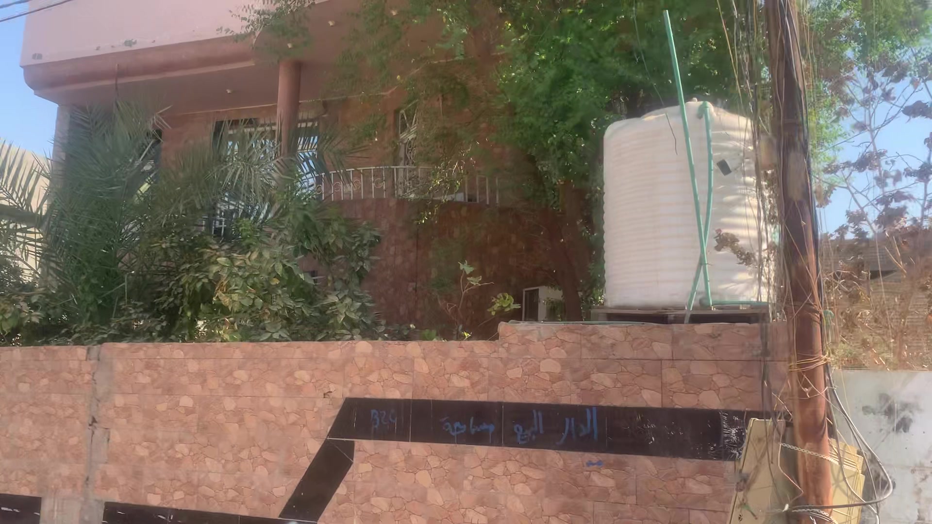 سلام عليكم بيت لبيع وبلاش وسعر مناسب جداً 
يحتوي البيت على 4 غرف نوم 2 جوه واثنين طابق الثاني ويحتوي على صاله فوق وتحت ومطبخ واحد وصحيات عدد 6 ويحتوي على استقبال كبير وصاله كبيره جداً ومنور جانب البيت ومنور ضهر البيت والبيت ركن وجه الثانيه حديقه مساحت البيت 320 متر ومساحت الحديقه 115 مجموع مساحت البيت 435 متر طابقيت يحتوي على سطح 2 صطح ناصي وسطح عالي السعر 180 وبي مجال لطيبين مثلكم واذا اكو بيت مراوس وقريب على ولايه كذالك يرهم 180 مليون رقم الهاتف او مراجعه مكتب دلهي ***********
موقع البيت مسيب حي معلمين الثانيه شارع محمد الجواد داخل الفرع