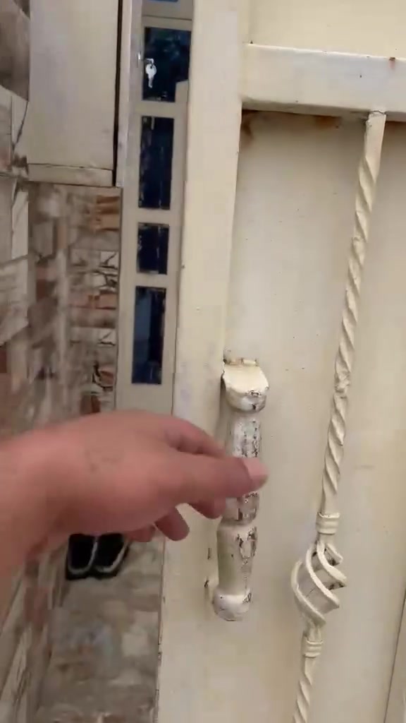 السلام عليكم للبيع بيت ١٠٠م طابق ونص غرفتين نوم السريدات الجديده المربع الأول للأستفسار *********** يتوفر قطع اراضي ودور كافه المساحات السريدات الجديده بأسعار مناسبة

