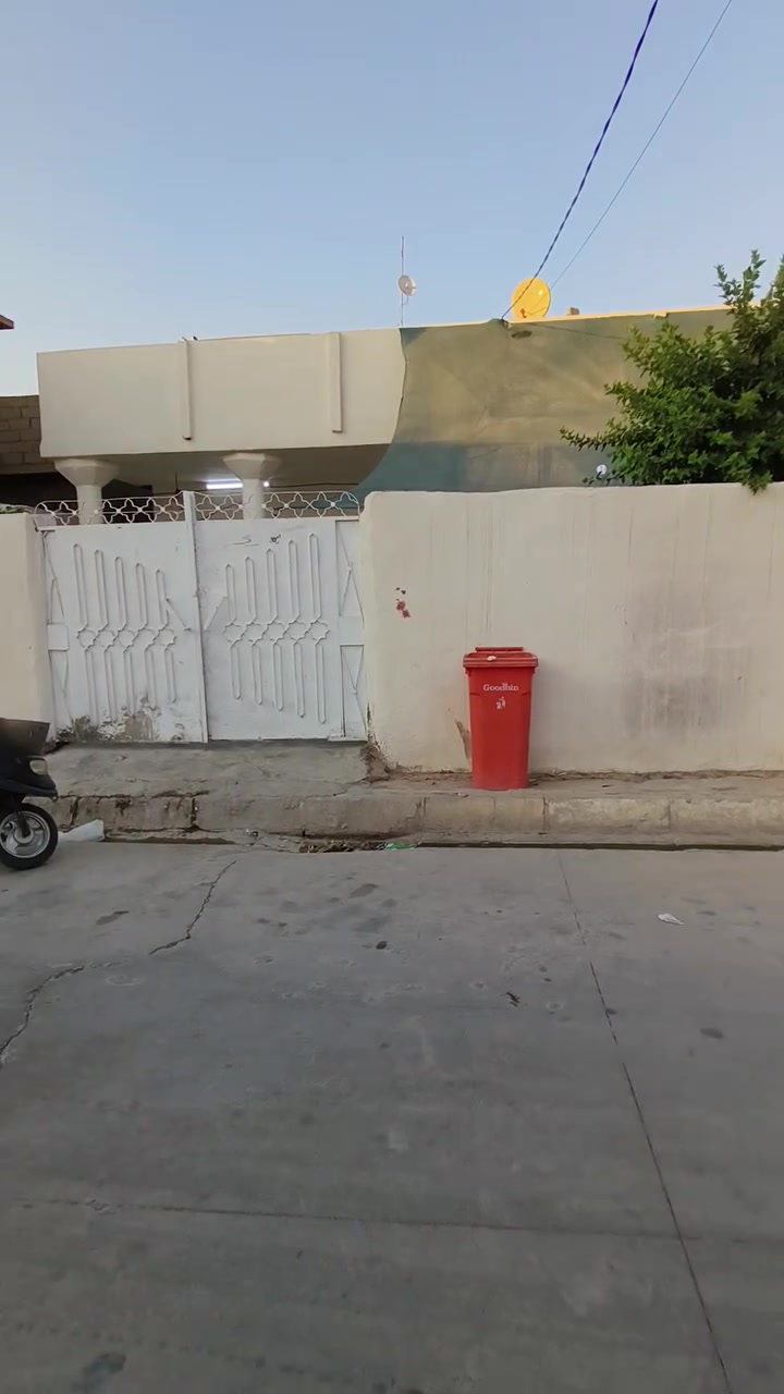 السلام عليكم بيت للبيع حي الثورة 
ربعه 
ثلاث غرف نوم ومطبخ 
المساحه 250متر 
واجهة 12500
والعمق 20 
السعر 83مليون البيت نضيف طابو شرط التحويل طابو خمسه وعشرين***********
