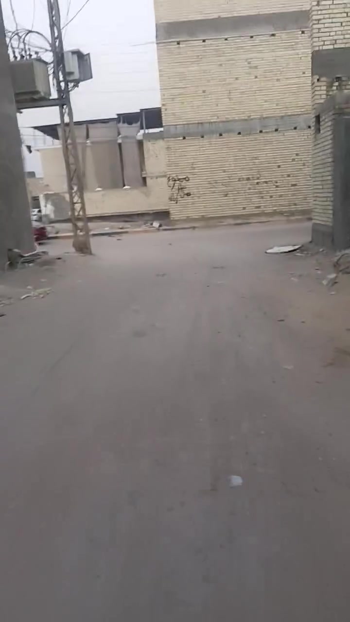 بيت للبيع المساحة ٥٠ متر طابقين يبعد عن الشارع العام ٢٠٠ متر وعن مركز المدينه ٦كيلو البيت جديد مجاري مي كهرباء تبليط السعر ٦٠ مليون اوبيهه مجال للاستفسار الاتصال أو المراسلة ***********
