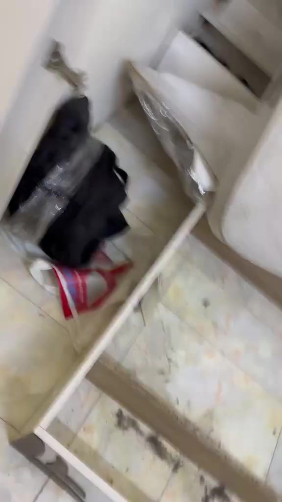 السلام عليكم  غرفة نوم للبيع شبھة جديدة الغرفة مستعملة فقط شھرين مستعجلين عل بيعتھة   الله شاھد مشتريھة ل٤٥٠ الف مكاني بغداد كرادة واتساب ***********
