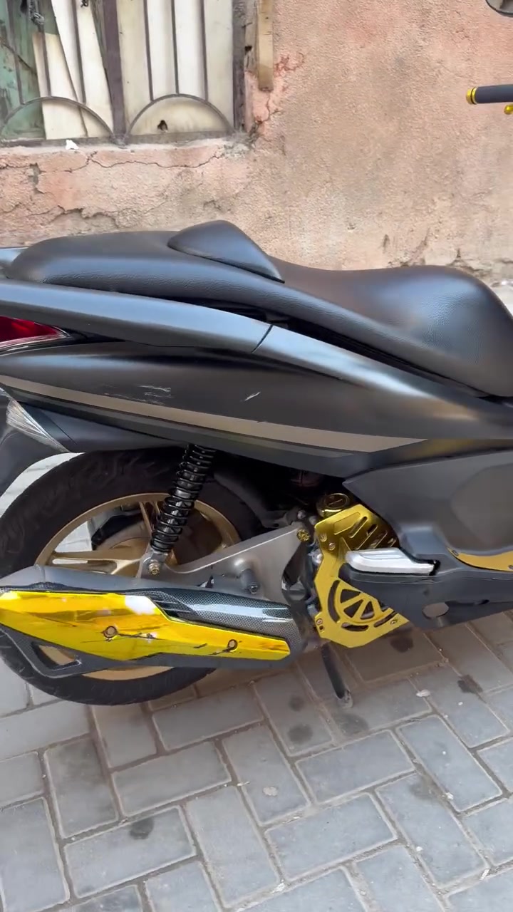 PCX جيل الاول مكفوله  مكينه مامفتوحه  
بيها تزويد 3 ورقات ...وياها يجي هديه خوذه وجادر 
وغراضها القديمه موجوده قبل التزويد  السعر 15 وبيها مجال حك الجيه  التواصل على الرقم فقط واتساب
***********
