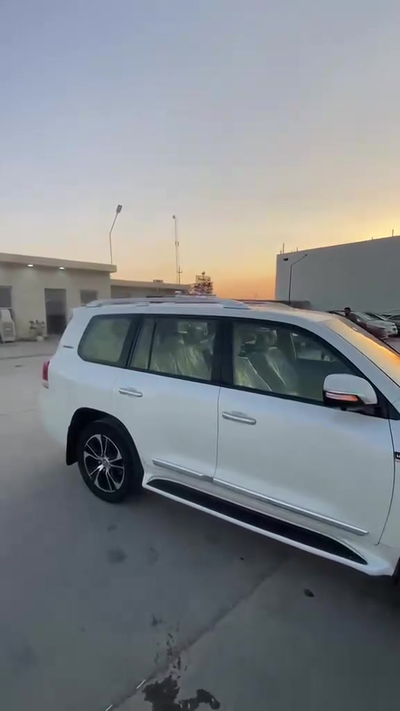 لاندكروز٢٠١٧سيارةجديده وحلوة بيها باردبسيط سيارةبأسمي سعرها ٤٤الف وبيها مجال ***********
