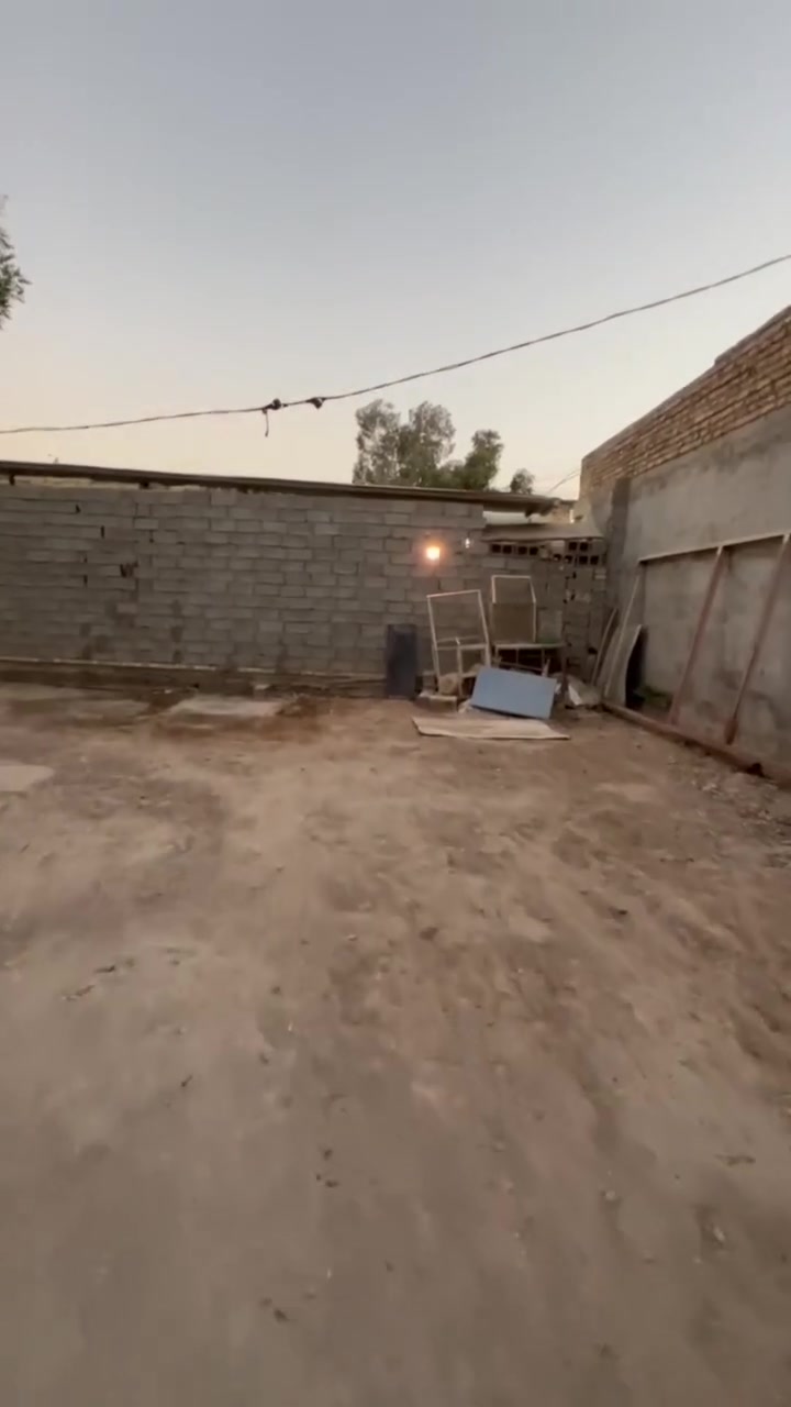 السلام عليكم بيت مساحته 350متر بياع قرب تقاطع درويش شارع قاعة بغداد المناسبات يتواجد بها خطين كهرباء وخطين ماء اساله للاستفسار هذه الرقم ***********

