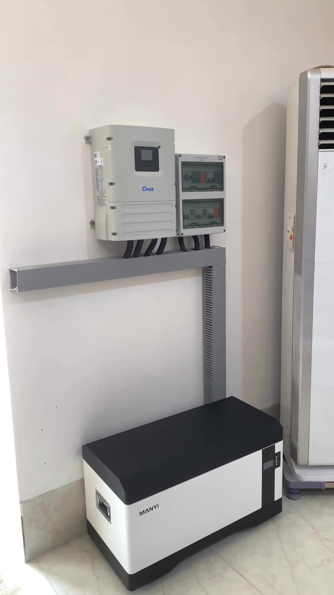 🛠️ الفن الهندسي في ربط أنظمة Deye الذكية مع Power Security ⚡

السر ليس فقط في جودة الأجهزة، بل في طريقة الربط والبرمجة! في Power Security، نعتمد أعلى المعايير الفنية عند تنصيب إنفيرتر Deye 6kW لضمان استقرارية التيار وعمر أطول للمنظومة.

🔌 كيف نقوم بعملية الربط الاحترافي؟
1. منظومة الحماية (Protection Box): لا نربط الإنفيرتر مباشرة! بل نستخدم قواطع حماية (Circuit Breakers) خاصة بالتيار المستمر (DC) والتيار المتناوب (AC)، مع مانع صواعق (SPD) لحماية الإنفيرتر من أي تفريغ كهربائي مفاجئ.

2. ربط البطاريات (Battery Communication): نستخدم كبلات البيانات (BMS Cable) لربط إنفيرتر ديا ببطاريات الليثيوم (مثل Manyi)، مما يسمح للإنفيرتر بقراءة حالة البطارية بدقة (نسبة الشحن، الحرارة، والجهد) لضمان شحن وتفريغ آمن.

3. توزيع الأحمال (Load Management): نقوم ببرمجة مخرج الـ Load والـ Smart Load في إنفيرتر ديا بذكاء، لضمان استمرار تشغيل الأجهزة الضرورية عند انقطاع الشمس أو انخفاض شحن البطارية.

4. تأريض المنظومة (Earthing): نولي أهمية قصوى لربط سلك التأريض لكل من الهيكل والألواح والإنفيرتر، لتوفير بيئة عمل آمنة لك ولعائلتك.

5. التنظيم الجمالي (Cable Management): ترتيب الأسلاك داخل "دكتات" منظمة، مع استخدام "تيرمنال" و"كولار" لضمان عدم وجود أي رخاوة في التوصيلات قد تسبب حرارة أو شرارة مستقبلاً.

👷‍♂️ الاحترافية هي ما يميزنا.. نحن لا نركب أجهزة فقط، نحن نصمم حلول طاقة مستدامة.

📍 العنوان: بغداد - وكافة المحافظات.
📞 للتواصل والاستفسار: ***********

Power Security.. دقة التنفيذ هي ضمانك الحقيقي
.
#Power_Security #Deye_Setup #طاقة_شمسية #العراق #بغداد #هندسة_الكهرباء #تقنية_الليثيوم #تركيب_منظومات #فيسبوك #manyi_lithium #أوف_جري #deye_hybrid #ريلزات #ريلز #العراق
