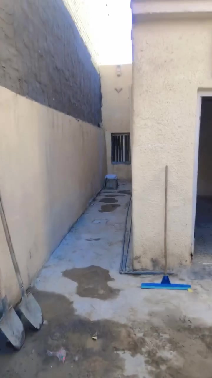 السلام عليكم بيت ١٠٠ متر بخدمات مسقط لليجار ترميم جديد هسه طالعه منه العماله البيت كاشي فقط الحوش الايجار ٢٢٥ *********** يجاره ٢٢٥
