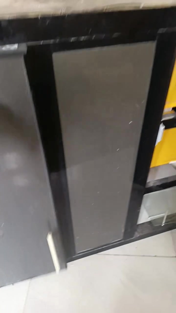 جام خانه هيه والميز مالها السعر ٧٥ العنوان ناصريه حي الزهراء ***********
