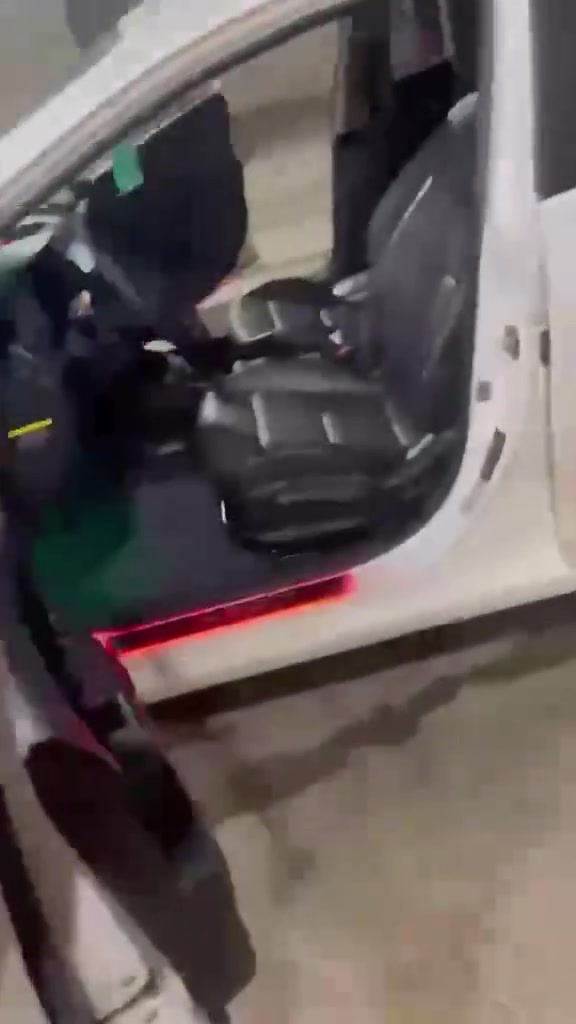 بڕاوە بڕاوە
کیا سیڕاتۆ 2014 فوولە بەس سڵاید و بەسمە نیە
چوار مۆدی لێ خوڕینی هەیە
کوشن جڵد و هیتەرە
شاشە ئایپادی بیلاد کۆری 
ئێمپریفایەری کۆری بیلادی لەسەرە
گێر عادی شەش گێڕ .. گێڕ و مەکینە بەشەرت

چوار تایەیی نوێی لەسەرە
زۆر کەم ڕۆیشتووە
تابڵێی خاوێنە چرکەی تێدانیە 
ئاوێنە کارەبایی
ABS

نرخی 55 وەرەقە
***********
