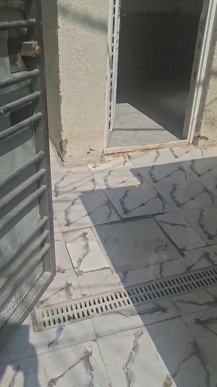 دار للايجار مساحه ١٠٠ متر غرفه وصاله ومطبخ واستقبال وحمامات شارع طارق الخيكاني مقابل الجامع الاخضر 
سعر الايجار ٣٠٠ قفل للاستفسار الاتصال على الرقم 
***********
***********
مكتب الاخوه الأصدقاء
