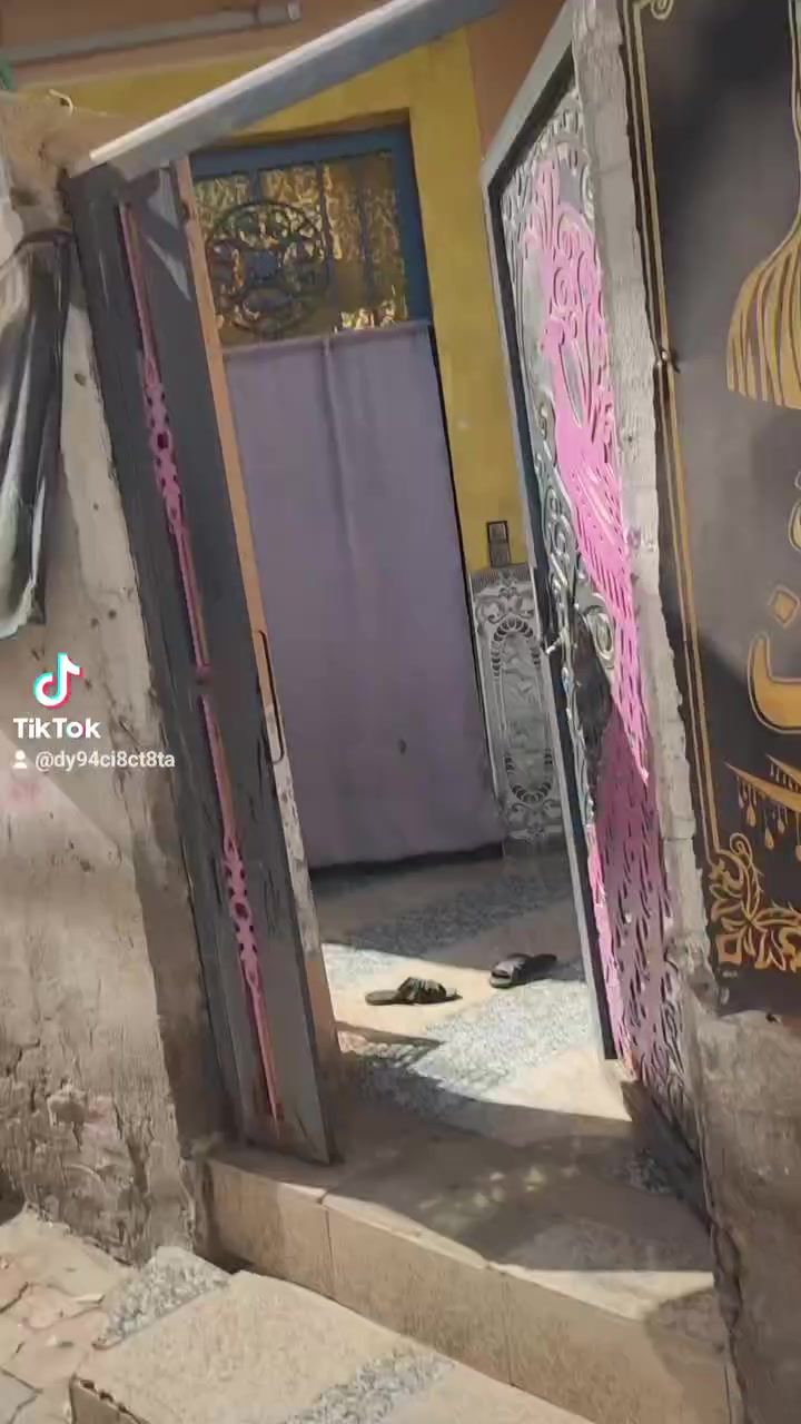 سلام عليكم بيت بحي زهرة يبتعد عن الشارع 25 متر/ المساحة 125يتكون من غرفتين وحده 5/3500 وثانيه 5/4 صاله 720/3 مطبخ 4/3 مطبخ حار 4/1500 الاستفسار على هذا الرقم ***********
