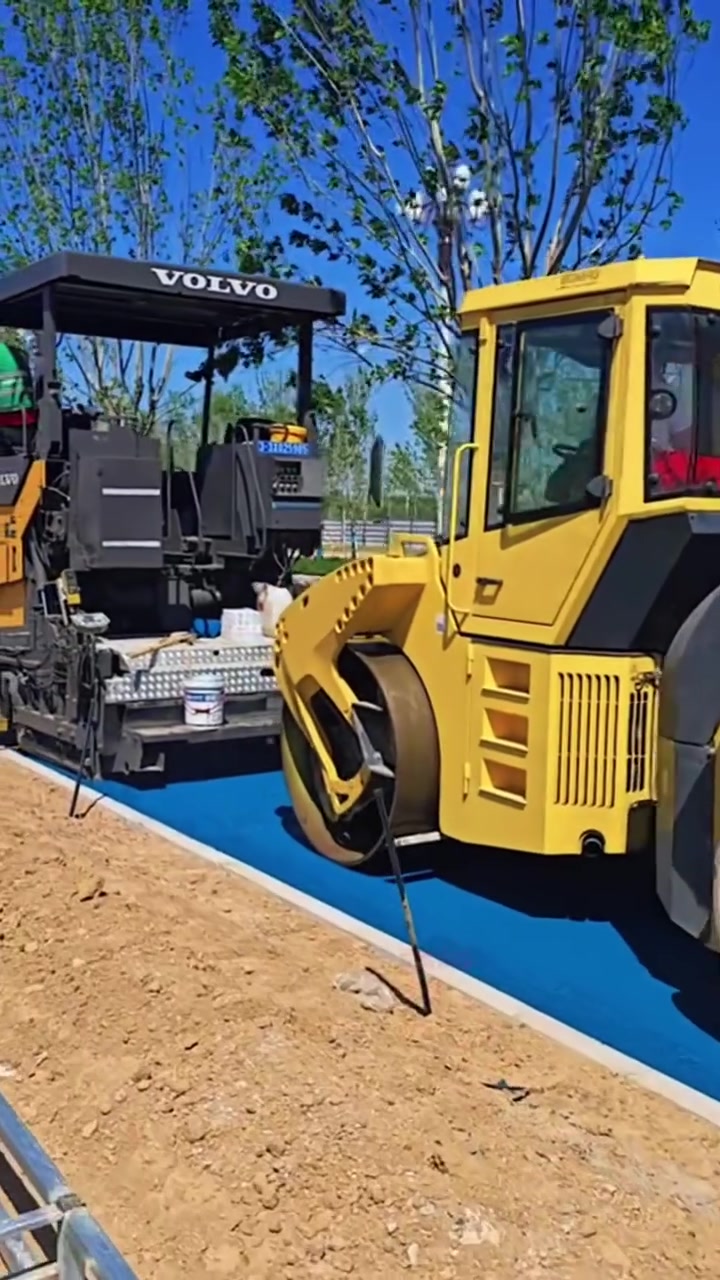 Satisfying colored asphalt paving. Vibrant blue surface for roads and trails. We supply high quality colored asphalt materials. DM us for quotation!
#ColoredAsphalt #RoadPaving #PavementMaterial #Construction #OddlySatisfying
