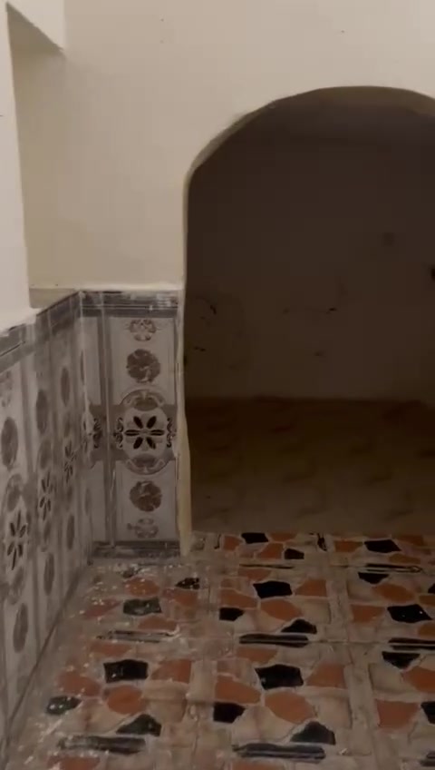 السلام عليكم بيت للايجار الفضل بالفرع الي مقابيل المضمد ابو زكي يحتوي على غرفتين وخدمات بدون سطح البيت جاهز من كلشي اجيب غراضك وتكعد سعر الايجار ٢٥٠ للاستفسار الاتصال على الرقم ***********

