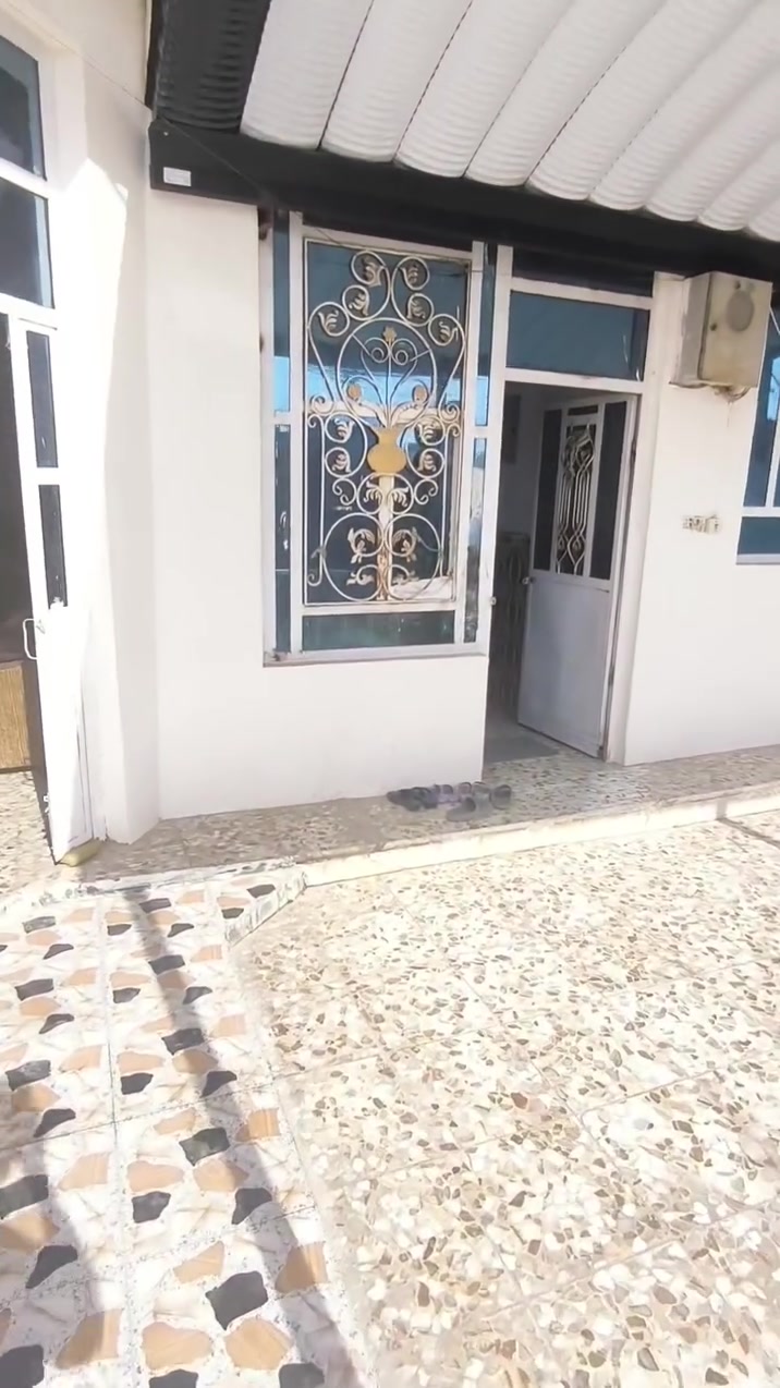 🏠 دار ركن للبيع في حي الرسالة - موقع مميز بسعر مناسب 85 مليون 🔒
 📐 المساحة الكلية: 150 متر مربع.📐 الأبعاد: 10 متر واجهة × 15 متر نزال .
📍 الموقع: حي الرسالة - شارع 20 - قرب صيدلية رجاء فالح (داخل الفرع).🏗️ البناء بلوك : دار متوسط الكلفة، استغلال ممتاز للمساحات، وبناء نظيف وجاهز.
💧 الخدمات: كاملة الخدمات (ماء، كهرباء ، مولد حي 50متر ، مجاري، تبليط، إنترنت).🪟 التقسيم الداخلي للدار:🛋️ استقبال واسع ومعزول.🛋️ صالة داخلية
🛏️ غرفتين (2) نوم بمساحات 5*4.
🍳 مطبخ منظم.🚿 حمام داخلي  وصحيات خارجية.
📜 السند: طابو صرف 
📞 للمعاينة والاستفسار يرجى التواصل عبر:رقم الهاتف: [  ***********  ]
