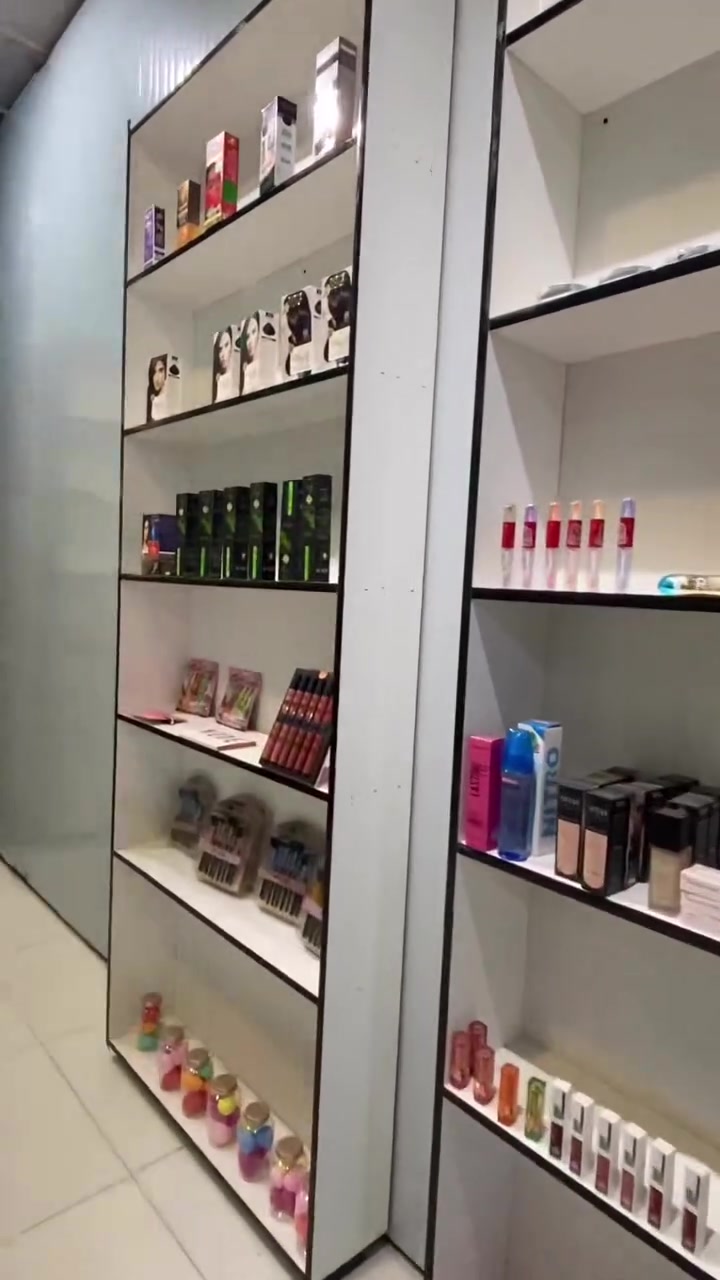 سلام عليكم محل كوزمتك للبيع مجهز بل كامل ما ناقصه شي بس تجي وتبيع عنوان المحل سوق الول سوق الذهب ابيع معا الغراض السعر مليونين و٦٠٠ رقم صاحب المحل***********
