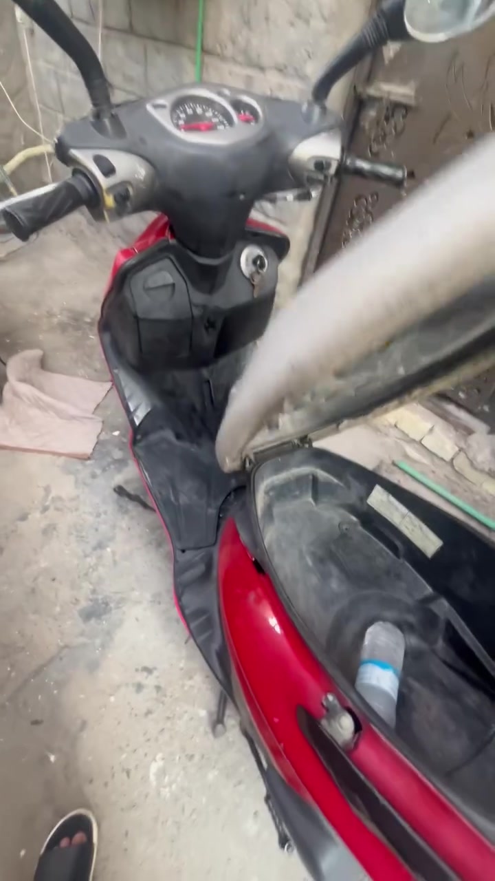 سكنس نثية گوري اوراقها موجوده بدون رقم ، الدراجه مال بيت غراضها بلاديه اغلبها عدا الگفرات تجاري الكابريتر بلادي قبل فتره خليته تاير خلفي جديد مابي بنجر واحد كهربائيات شغالات گلهن الدراجه عليها ادامه كامله منين ما تجيها گامله البيع للحاجه الدراجه بس ناقصها دوشمه الگشن شوي بيه شك اما الباقي مكفول من الالف للياء من ناحيه البريك والهندر والمكينه والسلف نص نكره مثل متشوفون بالفديو السعر 600 وبيه مجال حك الجيه المكان بغداد السيديه ع رقمين موجود *********** 
***********
