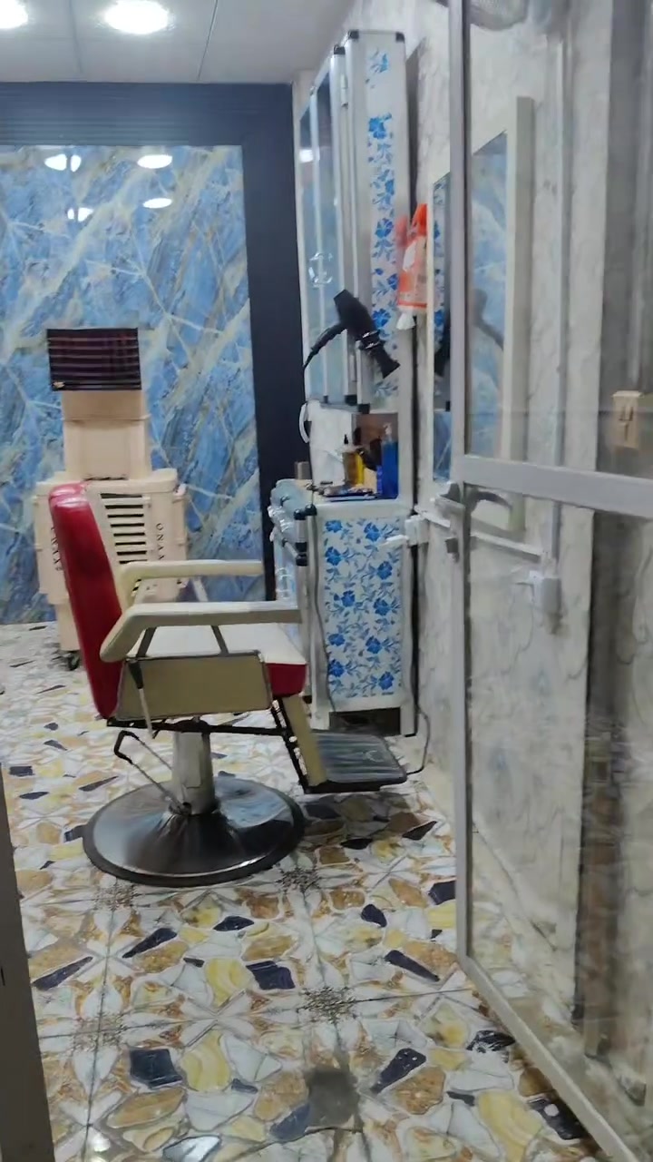 محل حلاقة للبيع النجف حي المهندسين بشريط 
ايجار مناسب ***********
